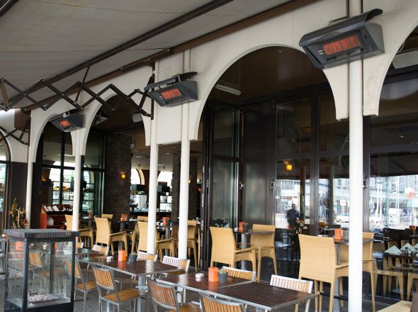 Die Terrasse eines Restaurants wird mit Terrassen Heizstrahlern von Schwank beheizt.